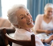 활발한 사회 생활, 노인 인지능력 향상에 도움