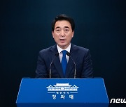 北 새 미사일 규정에 靑 "이중잣대 포석 깐 배경일 수도..한미 종합 분석"