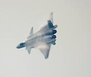 'F-22 따라잡나'..中, 자체 개발 엔진 장착 스텔스기 공개