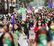 낙태죄 폐지를 요구하는 멕시코 여성들