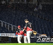 [포토] KIA 김선빈 '내리는 비가 야속해'