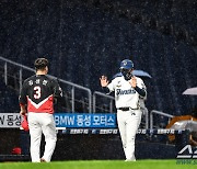 [포토] KIA 김선빈-NC 진종길 코치 '야구하기 힘든 하루'