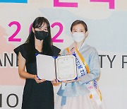 [bnt포토] '2021 미스(미시즈) 한복선발대회'에서 기념촬영하는 미시즈 한류상 박지의-모델 김은지