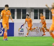 [K리그1 리뷰] '황문기 극장골' 강원, 포항에 1-0 승..3연패 탈출
