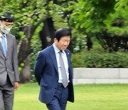 [이 시각] 박병석 국회의장, 언론중재법 여야 회동 앞두고 "머리 식히러 산책 갑니다"