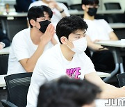 [JB포토] 2021 KBL 신인선수 오리엔테이션, SNS 교육 듣는 KCC 김동현