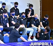 [JB포토] 전창진 감독 기습 질문에 게임에 임한 KCC 송교창
