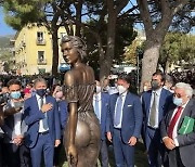 "시스루에 적나라한 몸매"..애국 여성 동상에 '발칵' [글로벌+]