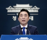 靑 "임기 내 남북회담 목표 설정 없어"..'대선용' 비판 일축