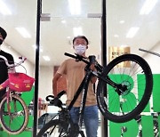 청소년이 살린 방치 자전거 "시장도 탑니다"