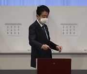 '여론조사 1위' 고노 떨어뜨린 아베의 권세..성공적 '무력 시위'