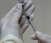 백신 접종 전 주사기에 분주하는 의료진