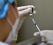 백신 접종 전 주사기에 분주하는 의료진