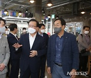 김부겸 총리, 속초청년몰 상인회장과 대화