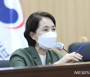 사회관계장관회의에서 발언하는 유은혜 부총리