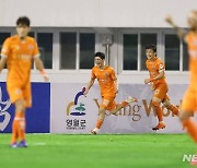'황문기 극장골' 강원, 포항 1-0 꺾고 최하위 탈출