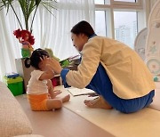 '오상진♥' 김소영, 탁 트인 거실서 아침부터 육아.. 애 있는 집이 깔끔하네