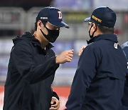 김태형 감독과 인사 나누는 곽빈, '호투로 승리 이끌었어요' [사진]