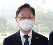 취재진 질문에 답변하는 박범계 법무부 장관