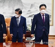 언론중재법 관련 회동에서 자리로 향하는 윤호중과 김기현