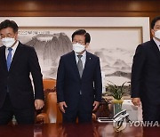 언론중재법 관련 회동에서 자리로 향하는 윤호중과 김기현