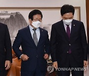 포즈 취하는 박병석 의장과 윤호중, 김기현 원내대표