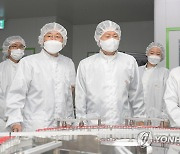 코로나19 백신 생산 현장 점검하는 김강립 식약처장