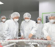 코로나19 백신 생산 현장 점검하는 김강립 식약처장