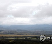 마주 보고 펄럭이는 태극기와 인공기