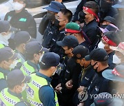 SPC청주공장 화물차 출입 막은 민주노총 조합원 16명 체포