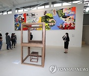 DMZ 문화예술공간 전시 설명하는 정연심 예술총감독