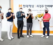 PGA 챔피언스투어 제패한 최경주, 후배들의 '꽃다발 축하' 받아