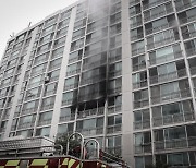 평택 아파트 5층서 불..주민 27명 연기흡입 경상