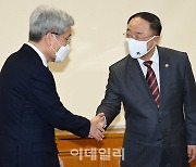 [포토]인사 나누는 홍남기 부총리-고승범 위원장