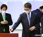 日 자민당 '이단아' 고노, 여론조사 1위에도 '총리 꿈' 좌절