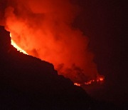 유독가스 내뿜는 라팔마섬 화산 용암