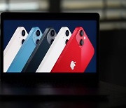 "애플 아이폰13 온다" 내일부터 사전예약, 삼성 폴더블 열풍 잠재울까?