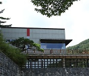 차디찬 겨울을 눈물로 견디어 온 생존의 언어