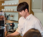 '커피 한잔 할까요?' 옹성우, '커피머신→핸드드립까지' 바리스타 완벽 변신