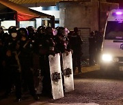 '참수, 수류탄'..100명이상 숨진 에콰도르 교도소 폭동