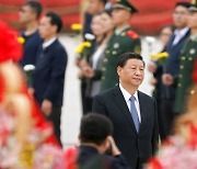 국경절 앞두고 中 '애국 바람'.. 시진핑은 열사에 헌화