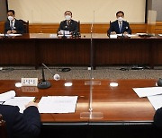 [머니S포토] 홍남기 '퍼펙트 스톰 대책 논의 위해'