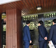 [헤럴드pic] 집안을 둘러보는 더불어민주당 국토위원