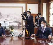 [헤럴드pic] 서명하는 박병석 국회의장