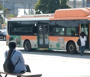 '버스 파업 앞두고 적막한 정류장'