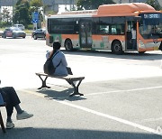 '무거운 분위기 이어지고 있는 버스정류장'