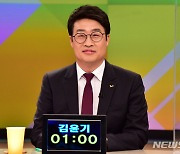 토론 준비하는 김윤기