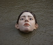 강물에 얼굴만 떠오른 소녀에 놀란 스페인 시민들..정체는?