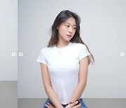 설현, 흰 티+청바지..극강의 청순美