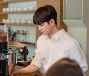 옹성우, 바리스타 변신..'커피 한잔 할까요?' 첫 스틸 공개